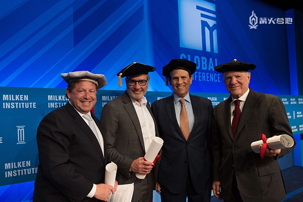 鲍比·科蒂克(左一)、Barry Diller(右一) 鲍比·科蒂克(左一)、Barry Diller(右一)